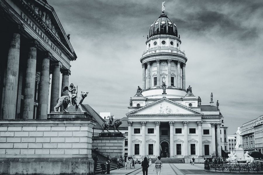 Las columnas de la Konzerthaus Berlin a un lado y la torre de la cúpula al fondo, en formato apaisado.