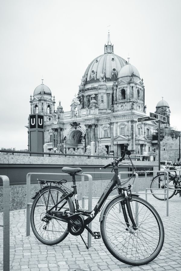 Una bicicleta aparcada junto a la salida del metro Museumsinsel, con la catedral de Berlín detrás.