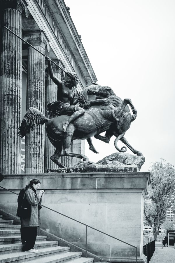 El bronce de la amazona a caballo frente al Altes Museum, y una visitante absorta en su móvil.