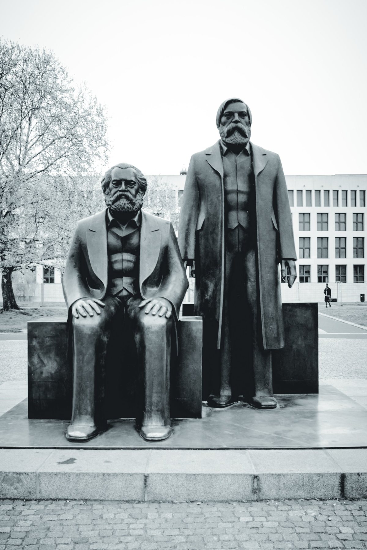 El conjunto escultórico del Marx-Engels-Forum en una mañana blanca.