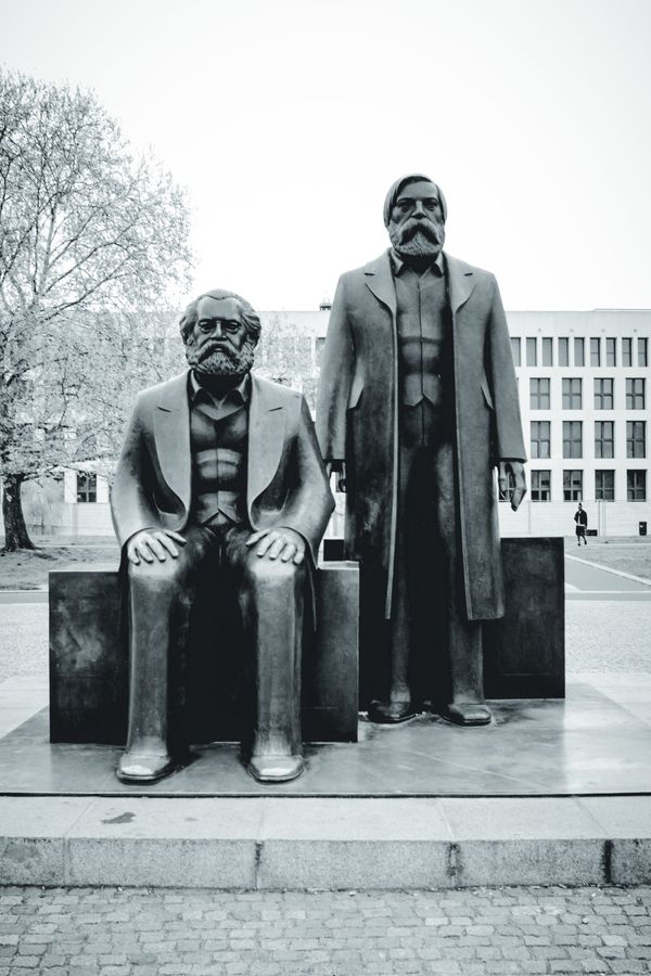 El conjunto escultórico del Marx-Engels-Forum en una mañana blanca.