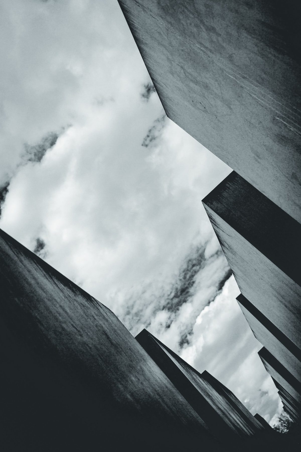 Desde el fondo del Memorial a los judíos asesinados de Europa, las estelas de hormigón se cierran sobre un cielo de nubes.