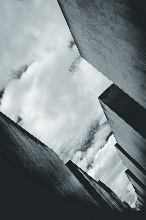 Desde el fondo del Memorial a los judíos asesinados de Europa, las estelas de hormigón se cierran sobre un cielo de nubes.