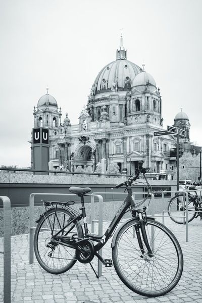 Una bicicleta aparcada junto a la salida del metro Museumsinsel, con la catedral de Berlín detrás.