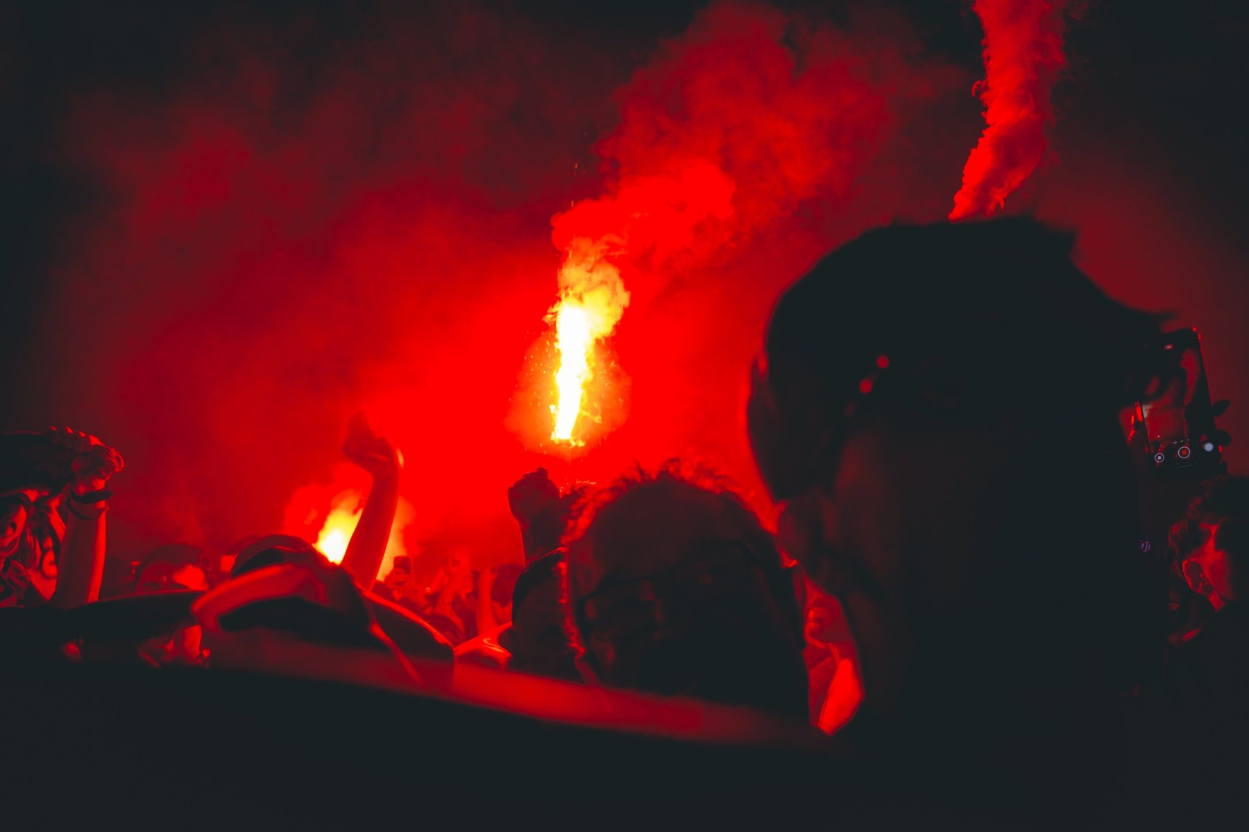 Bengalas y chispas sobre las cabezas de la afición, en un rojo intenso.