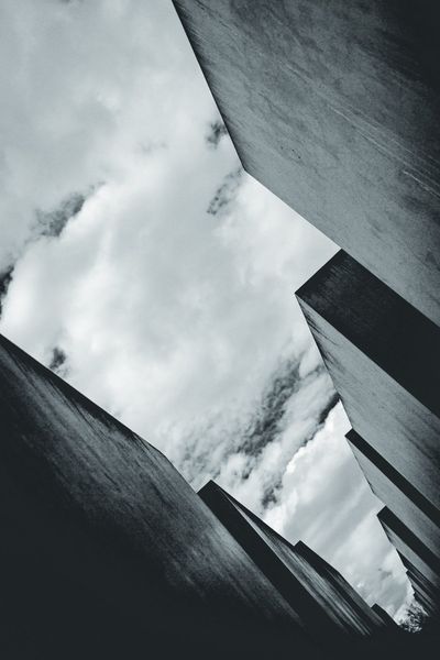 Desde el fondo del Memorial a los judíos asesinados de Europa, las estelas de hormigón se cierran sobre un cielo de nubes.