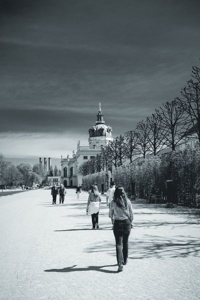 El paseo de los jardines del palacio de Charlottenburg, con su cúpula al fondo y los árboles podados en hilera.