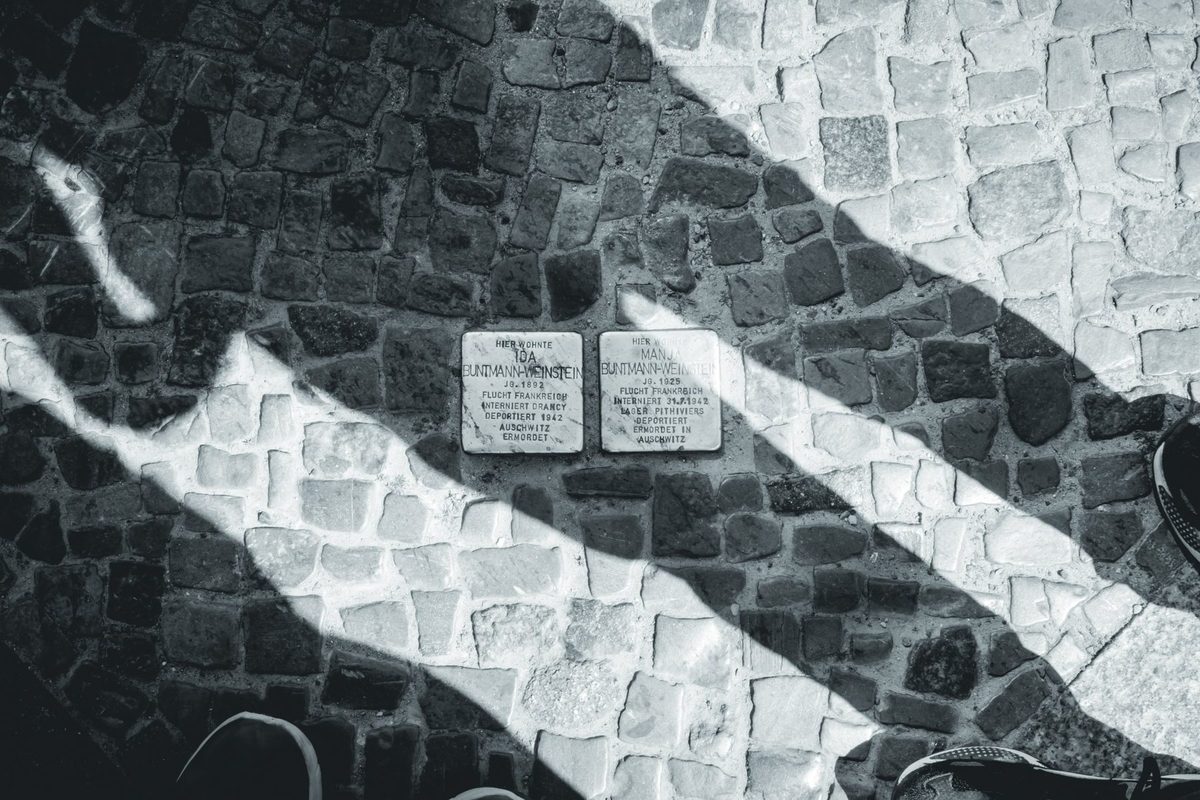 Two Stolpersteine remember Ida Buntmann-Weinstein, born in 1892, and Manja Buntmann-Weinstein, born in 1925. They fled to France, were interned at Drancy and Pithiviers, deported in 1942 and murdered at Auschwitz.