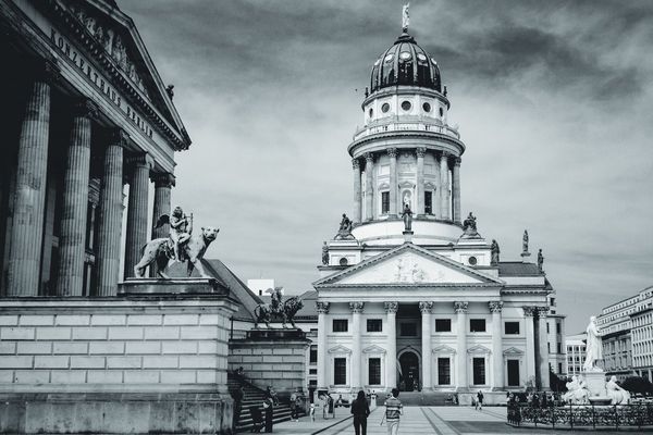 Las columnas de la Konzerthaus Berlin a un lado y la torre de la cúpula al fondo, en formato apaisado.