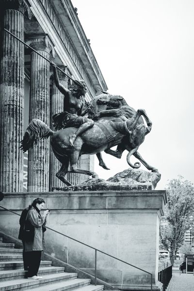 El bronce de la amazona a caballo frente al Altes Museum, y una visitante absorta en su móvil.