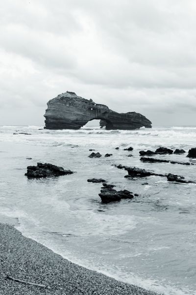 La orilla de grava y las rocas sueltas frente a la Roche Percée.