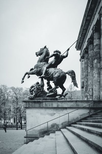 El jinete con lanza del Altes Museum, en pleno salto sobre la escalinata.
