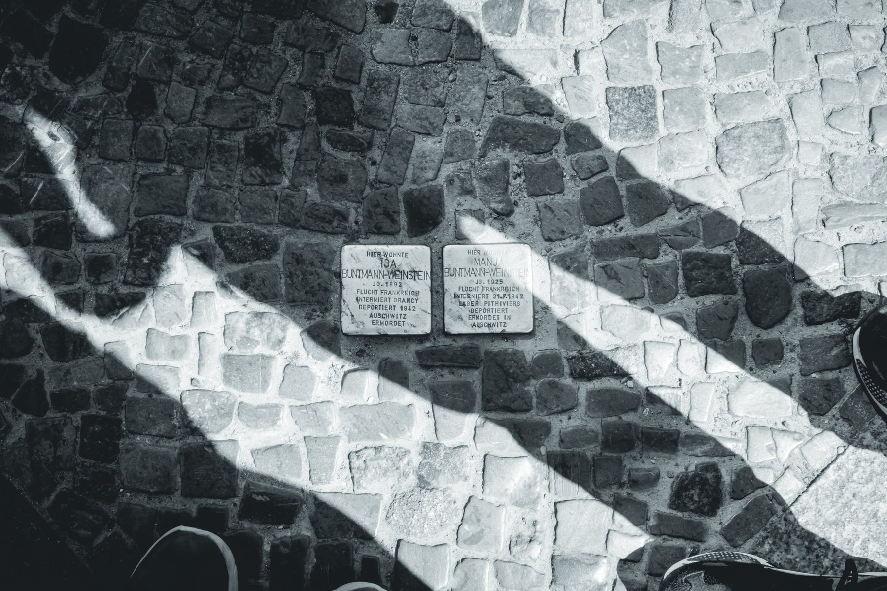 Dos Stolpersteine recuerdan a Ida Buntmann-Weinstein, nacida en 1892, y a Manja Buntmann-Weinstein, nacida en 1925. Huyeron a Francia, fueron internadas en Drancy y Pithiviers, deportadas en 1942 y asesinadas en Auschwitz.