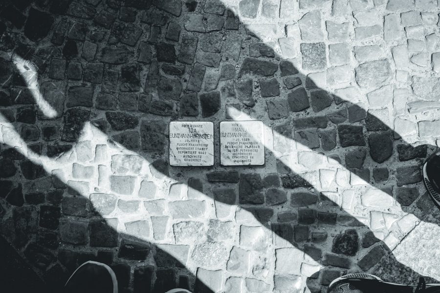 Dos Stolpersteine recuerdan a Ida Buntmann-Weinstein, nacida en 1892, y a Manja Buntmann-Weinstein, nacida en 1925. Huyeron a Francia, fueron internadas en Drancy y Pithiviers, deportadas en 1942 y asesinadas en Auschwitz.