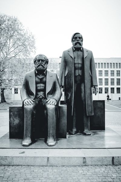 El conjunto escultórico del Marx-Engels-Forum en una mañana blanca.