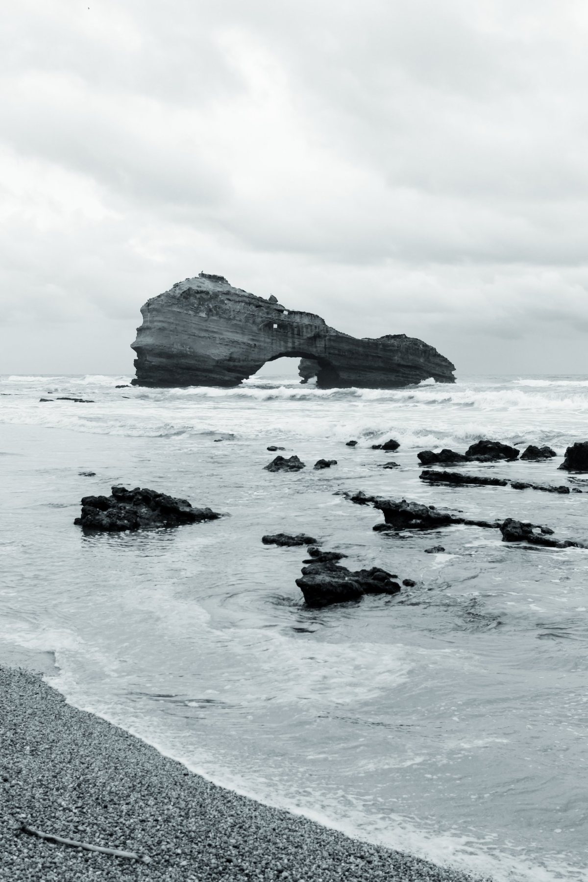 La orilla de grava y las rocas sueltas frente a la Roche Percée.
