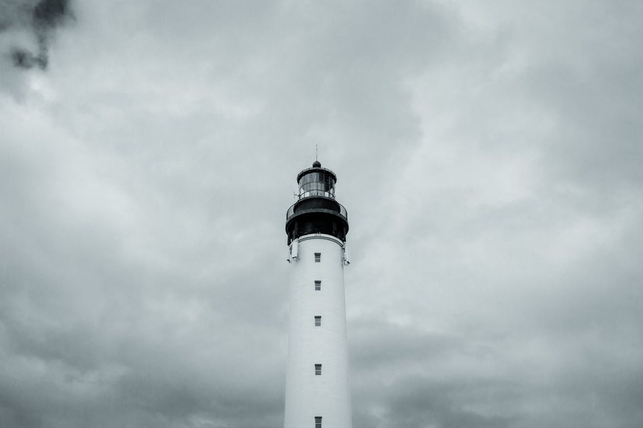 La torre blanca y su linterna de 1832 contra un cielo cerrado.
